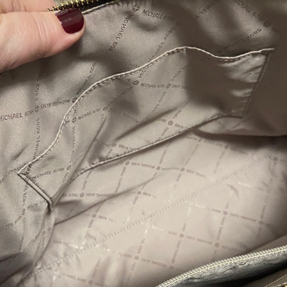 Michael Kors Signature Brown and Tan Tote🤎LIKE NEW🤎SUPER CLEAN🤎 - Picture 9 of 13